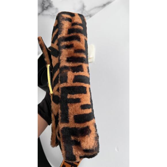 Fendi FF shearling baguette with FF velvet strap - Picture 11 of 11